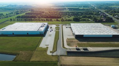 Depolama alanı olan modern endüstriyel fabrika