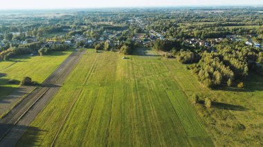 Tarım alanları, ağaçlar ve açık çayırlarla sonbahar manzarası