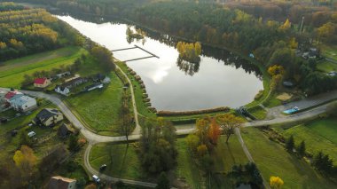 Sonbahar sezonundaki rezervuar yansımasının yukarıdan aşağı görünümü
