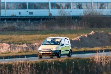 Kırsal yolda beş kapılı araba.