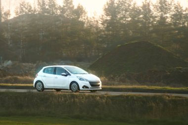 Modern hatchback otomobilli sahne sürüşü