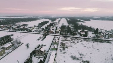 Karlı banliyö ortamında modern evler