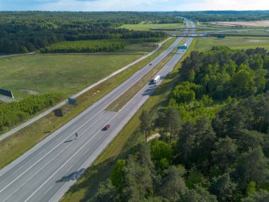 Geniş otoyolda hareket eden nakliye kamyonları