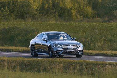 Açık hava gezisinde şık bir iş arabası.