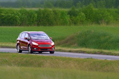 Manzaralı kırsal otoyolda modern MPV aile aracı