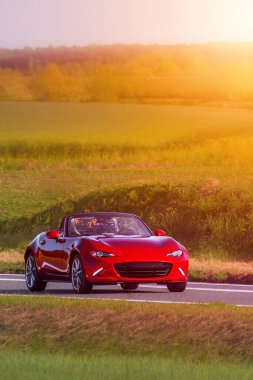 Lüks kırmızı otomobil sürüşü hız ve stille