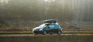 Çatısı açık havada giden aile aracı.