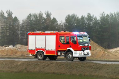 İtfaiyeciler itfaiye arabasının içinde