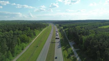 Kırsal arazi üzerinde güneşli bir gün