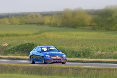 Kırsal yolda zarif bir şirket sedanı.