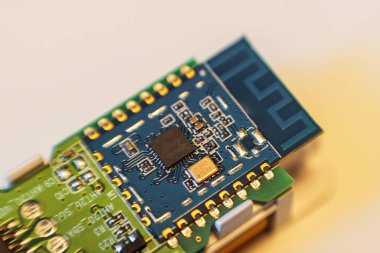 PCB panosundaki yeşil ve mavi kablosuz modül