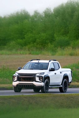 Kargo aracı açık arazide hızlı gidiyor.