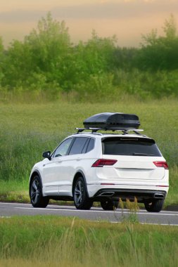 Çatıdaki bagaj kutusunu kullanarak dışarı çıkmak.