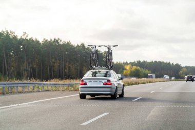 Çatıya monte edilmiş motosikletli bir sedan.