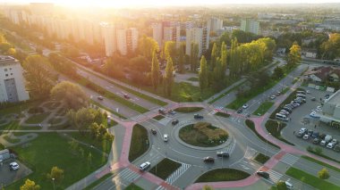 Kentsel park ve döner kavşağın manzaralı görüntüsü