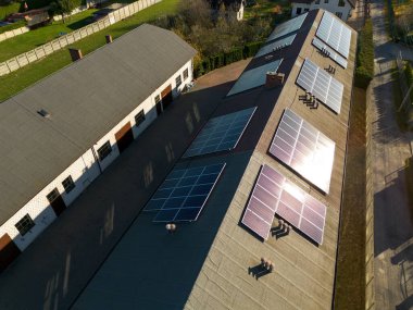 Güneş enerjisi panelleri alandaki güneş ışığını yansıtıyor