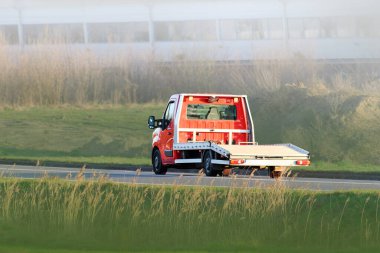 Country Road 'da acil durum çekici.