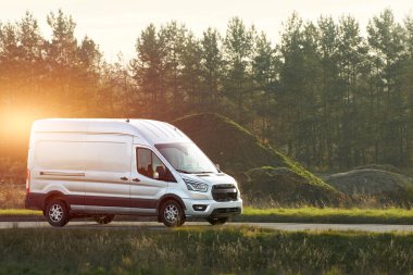 Taşıma kamyonu kırsal yolda ilerliyor.