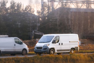 Taşıma aracı kırsal bölgeden geçiyor.