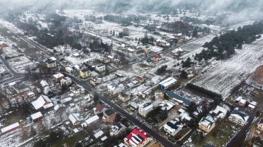 Kar altındaki yerleşim yerlerinin insansız hava aracı görüntüleri.