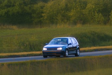 Kırsal alanda nostaljik 90 'lar turbo otomobil sürücüsü