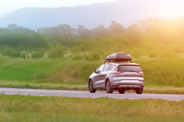 Uzun ve güvenli aile yolculukları için geniş MPV minibüs