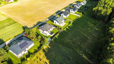 Güneş panelleri ve havadan manzaralı evler.