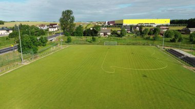 Otonom spreyli yeşil futbol sahası bakımı