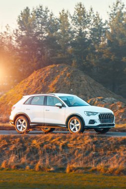 Manzaralı bir yolculukta yeni bir otomobil nakliyesi