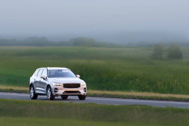 Doğal ortamlarda gezen birinci sınıf SUV.