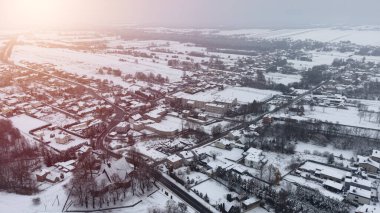Karla kaplı çatıları olan kırsal kış kasabası