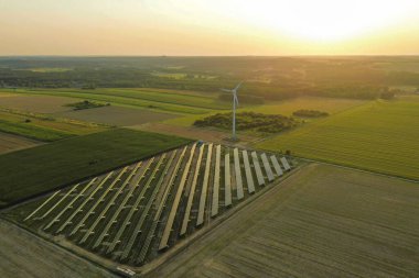 Kırsal kesimdeki yel değirmeni ve güneş panelleri