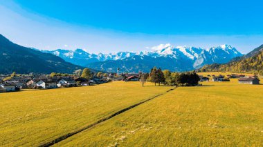 Yeşil çayır ve alp ormanlarında yürüyüş yapmak.