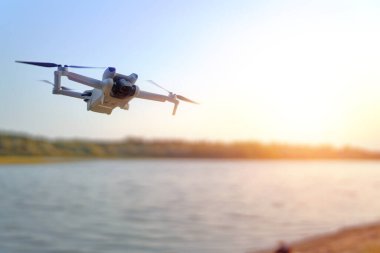 Teknoloji İHA 'sı suyun üzerinde havada süzülüyor