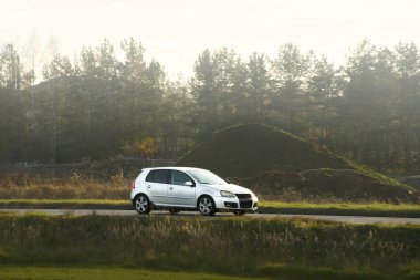 Kentsel yolda modern kompakt araba sürüyor