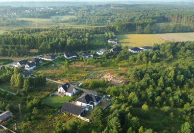 Doğal ormanlık alan yakınlarındaki banliyö konutları