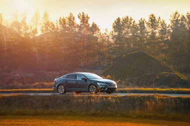 Pahalı bir sedan şehirde geziyor.