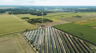 Güneş enerjisi kurulumuna sahip sanayi şantiyesi