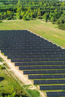 Yeşil alandaki modern güneş paneli dizisi