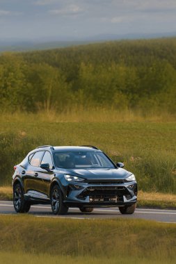 Modern çapraz SUV hareketlilik ve seyahat kavramı