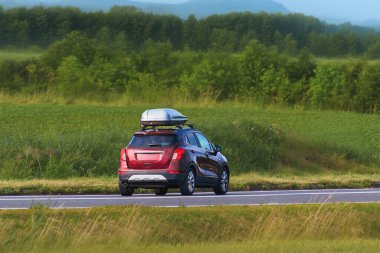 Alaşımlı tekerlekleri olan çağdaş Avrupa SUV modeli