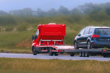 Otomobil nakliyatı açık havada hızla ilerliyor.