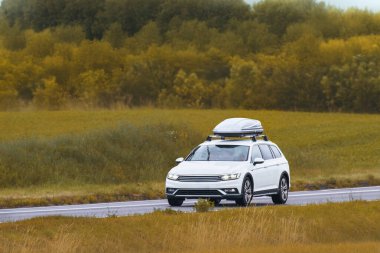 Kırsal kesimde Çatı Kutusu olan modern SUV