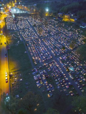 Kutlama, parlayan mezarlarla kutlanır.