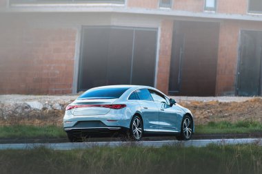 Modern Verimlilik ve Tarzın Gösterisinde Elektrikli Araba Yolda Kayıyor