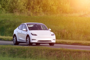 Çevrede temiz enerji seyahati yapan eko araba