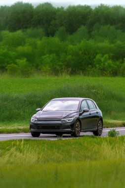 Temiz modern tasarımı olan şehir hatchback arabası.