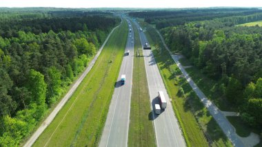 Kırsal orman yolunda hızlı giden arabalar