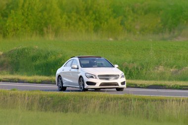 Açık yolda giden zarif bir yönetici sedan.