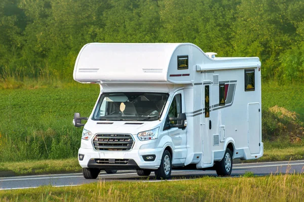 Manzaralı kır yolunda lüks bir karavan.